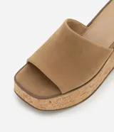 Sandalia color beige con efecto gamuza, plataforma con textura de corcho y tira ancha sobre el empeine.