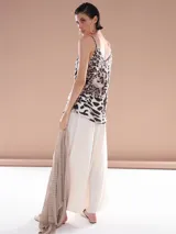 Musculosa con estampado animal print de leopardo, breteles finos y escote en V.