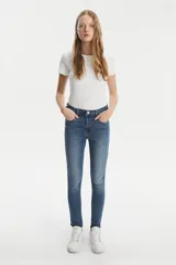 Jeans de tiro alto Levi's 720 High Rise Super Skinny, color azul, de calce ajustado en cadera y muslos, pierna súper ajustada y denim stretch.