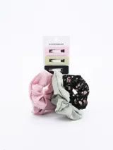 Set de seis accesorios para el pelo que incluye tres coleros de tela con textura arrugada en colores rosa, verde y negro con estampado floral, y tres broches rectangulares con clip en colores rosa, verde y negro.