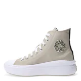 Championes de caña alta Converse modelo Chuck Taylor Move, color beige con suela de plataforma blanca. Presenta cordones blancos y detalle de estampado animal print en la parte superior de la lengüeta.
