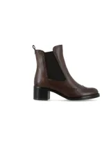 Bota estilo Chelsea de cuero napa color marrón chocolate, con detalles de perforaciones tipo Oxford y paneles laterales elásticos negros. Presenta un taco cuadrado de altura media y suela de goma.