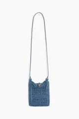 Cartera portacelular de paja de papel trenzada, color celeste, con diseño calado, correa bandolera fina y cierre con botón metálico dorado.