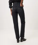 Pantalón de jeans premium azul oscuro de corte recto y cintura media, con bolsillos funcionales, trabillas para cinturón y costuras visibles a contratono. Confeccionado por Marfinno.
