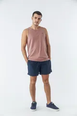 Short de baño liso color salmón, con cintura elástica ajustable mediante cordón, dos bolsillos laterales y un bolsillo posterior.