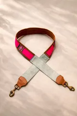 Correa intercambiable para bolso, confeccionada en una combinación de cuero marrón, gamuza color verde oliva y tejido de aguayo con motivos andinos multicolores. Incluye ganchos metálicos tipo mosquetón en los extremos.