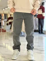Pantalón de jean de corte recto y tiro mid, en color celeste clásico con efecto lavado.
