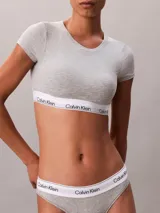 Bralette tipo t-shirt de Calvin Klein, confeccionado en una mezcla de algodón y modal. Presenta cuello redondo, mangas cortas y una banda elástica inferior con el logo de la marca estampado.