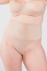 Colaless de tiro alto color piel, confeccionada en lycra con faja abdominal de lycra reforzada y contención media.