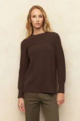 Polera de cuello redondo tejida en color marrón, con detalle de textura en el canesú y puños elastizados.