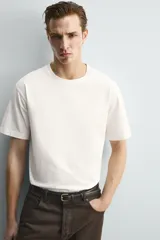 Camiseta de corte relajado confeccionada en algodón con acabado mercerizado, cuello redondo en rib y manga corta.