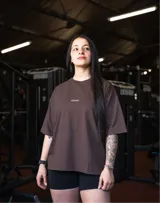 Remera negra de algodón, corte oversize, con inscripción 'GAINS.' en el frente.