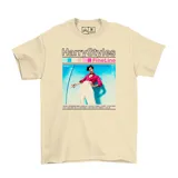 Remera de algodón color beige con estampado gráfico frontal inspirado en el álbum Fine Line de Harry Styles, que incluye el título, una fotografía del artista y el listado de canciones.