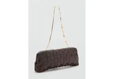 Bolso tipo clutch de color marrón oscuro, con diseño trenzado y estructura rígida.