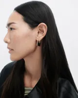 Aros geométricos distintivos de plata con forma cuadrada alargada.