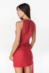 Vestido corto de lino celeste, con escote halter, falda drapeada asimétrica y cierre invisible en el lateral.