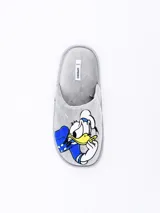 Pantuflas de estar por casa color gris, con diseño estampado del Pato Donald en la parte superior. Confeccionadas en material suave y acolchado.