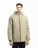 Campera de estilo urbano confeccionada en tejido taslon, con capucha integrada, cierre frontal oculto por solapa con botones a presión, bolsillo frontal en el pecho y puños ajustables con velcro.