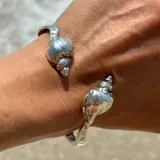 Brazalete rígido abierto de plata 925 con terminales en forma de caracolas.