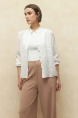 Pantalón sastrero negro de tiro alto, corte recto y sin pretina.