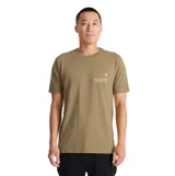 Remera de manga corta Roark color verde militar, con cuello redondo y pequeño estampado gráfico en el pecho.