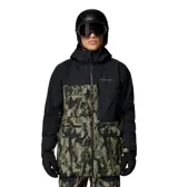 Campera de esquí Columbia con tecnología Omni-Tech impermeable y transpirable. Presenta un diseño bicolor con la parte superior en negro y la parte inferior con estampado camuflado. Incluye capucha ajustable compatible con casco, cierre frontal, múltiples bolsillos funcionales y ventilación en las axilas.