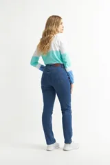 Pantalón de jean skinny de tiro medio, color azul, con bolsillos clásicos y cierre frontal con botón y cremallera.