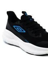 Championes de running Umbro modelo Dynamen para mujer, en color negro con suela blanca gruesa y detalles en celeste.