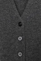 Chaqueta de punto gris oscuro con escote en pico, manga larga y cierre frontal con tres botones.