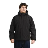 Campera O'Neill modelo Aggro de color negro, con capucha ajustable, cierre frontal y bolsillos con cierre. Confeccionada en tejido técnico resistente al viento y al agua, con puños ajustables.