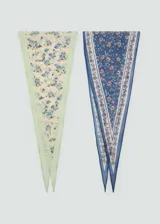 Pack de dos pañuelos triangulares de tejido fluido de algodón, con diseño estampado floral y bordes en tonos verde y azul.