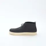 Zapatos tipo chukka de corte casual, con capellada en color negro y suela de goma en tono crema. Presentan cierre mediante cordones y una costura distintiva en la puntera.