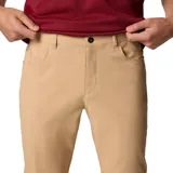 Pantalon tipo chino de corte recto, color beige, con cinco bolsillos y tecnología de repelencia a líquidos y manchas.