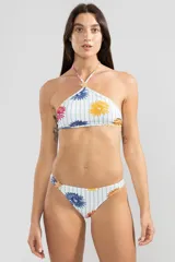 Top de bikini blanco con estampado de flores de colores y rayas verticales celestes. Tiene tirantes finos que se atan al cuello y detalle de charm floral en el centro del escote.