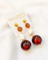 Par de aros colgantes con cuentas de diferentes tamaños y colores: doradas, ámbar facetado, blanco jaspeado y rojo marmolado.