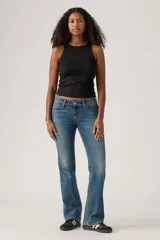 Jeans de mujer de tiro bajo, color azul medio con efecto lavado, corte bootcut y cierre de botón y cremallera.