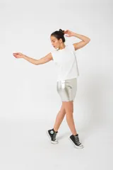 Bikers cortas metalizadas con cintura elástica.