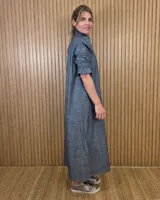 Vestido midi marrón con textura sutil, cuello alto fruncido, cierre frontal con botones y mangas cortas abullonadas con elástico.