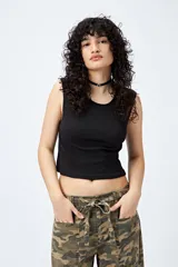 Musculosa gris de punto acanalado con calce al cuerpo y terminación cropped.