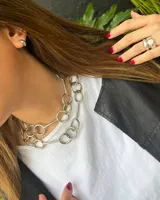 Cadena larga plateada con eslabones circulares.