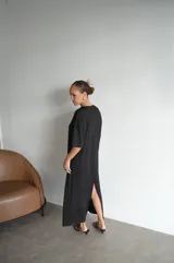 Vestido largo de viscosa color negro con estampado de lunares blancos, escote redondo y mangas cortas.