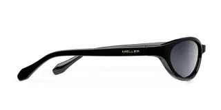 Lentes de sol con diseño cat-eye slim y envolvente, con montura y cristales en color negro.