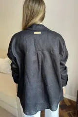 Camisa de lino color gris claro con bordado de monograma PEC en el bolsillo.