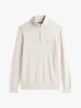 Sweater de punto color blanco marfil de la marca Tommy Hilfiger, con cuello perkins y cierre frontal parcial de cremallera. Presenta mangas largas con puños de canalé y el logo bordado en el pecho.