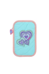 Cartuchera acolchada color celeste/turquesa con borde rosa. Presenta un aplique frontal de tres corazones superpuestos en tonos de lila y violeta, con la palabra "TRDY" grabada en el corazón más grande. Incluye un dije de corazón colgante en el cierre.