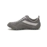Zapato de estilo urbano Caterpillar modelo Iris, confeccionado en gamuza gris con costuras a la vista y detalles en color lila. Cuenta con cierre de cordones, suela de goma con relieve para mayor tracción y logo de la marca estampado en el lateral.