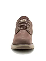 Zapatos Caterpillar modelo Pursue Lo, color marrón, confeccionados en nubuck con forro de malla transpirable. Presentan cierre de cordones, entresuela de EVA ligera y suela de goma resistente inspirada en el diseño de tractores para mayor tracción.