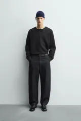 Camiseta de manga larga con corte relajado y cuello redondo. Presenta un diseño de doble capa con acabados en rib a contraste en el cuello y el ruedo.