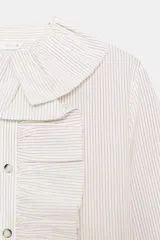 Camisa de manga larga con estampado de rayas verticales finas, cuello redondo con volante plisado y detalle de volante lateral en el frente. Cuenta con cierre frontal de botones y puños anchos.