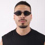 Lentes de sol con armazón metálico dorado de diseño geométrico hexagonal y cristales oscuros con protección UV400.